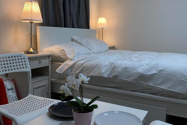 Iron/ironing board, free WiFi, bed sheets