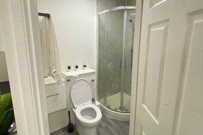 Shower, towels - Impeccable Studio Apartment in West London (London)