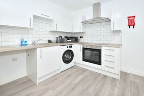 Shared kitchen - Townhouse@ 147 Westminster Street Crewe (Crewe)