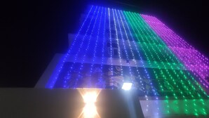 Fachada de edificio con una fila de luces LED de colores.