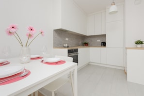 Dishwasher, cookware/dishes/utensils