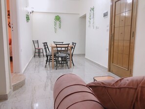 高級公寓 | 客廳 | 32 吋電視連衛星電視頻道