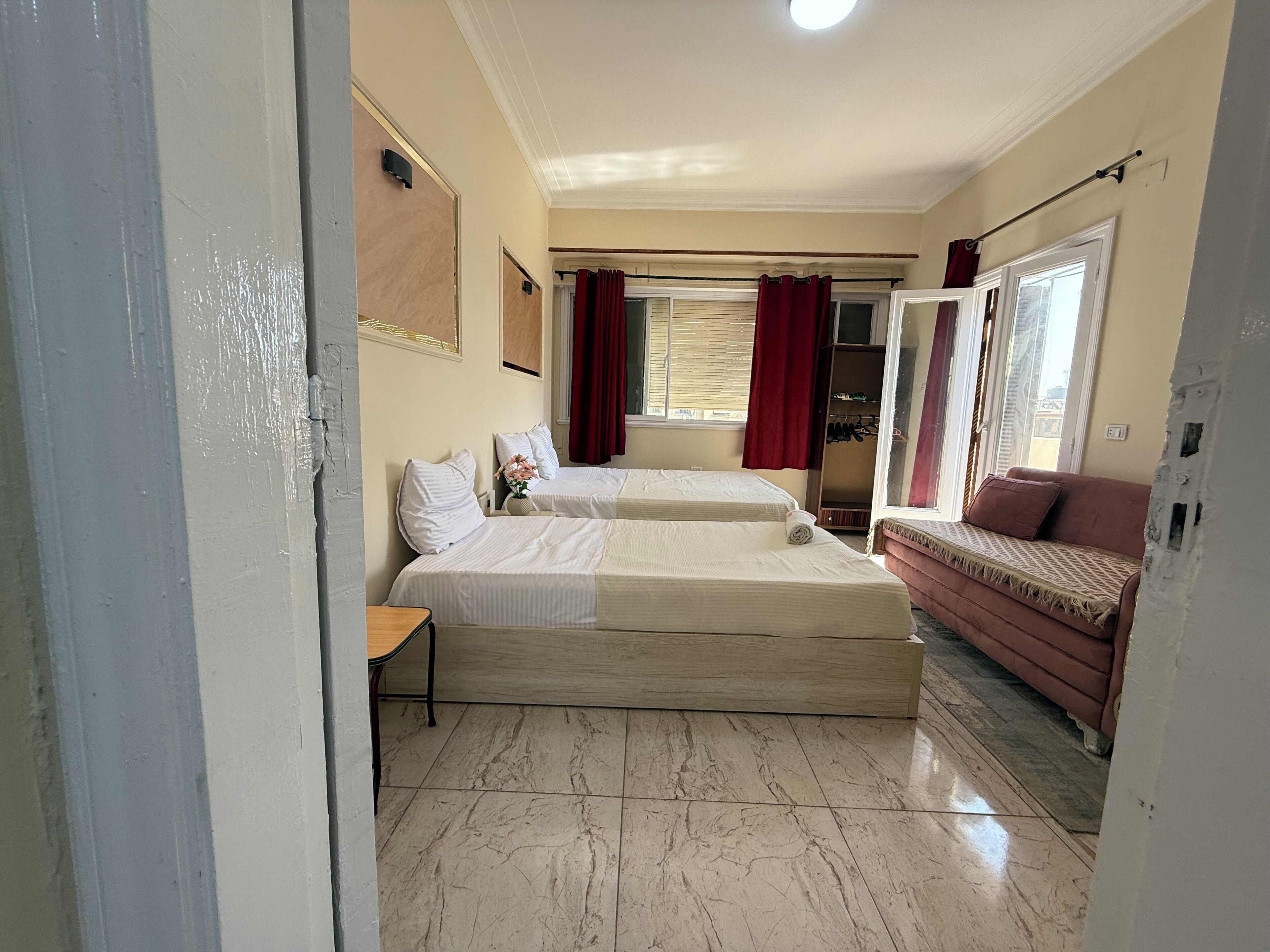 2 عدّة غرف نوم وأغطية فراش متميزة وأسرّة بطبقة علوية مريحة وميني بار