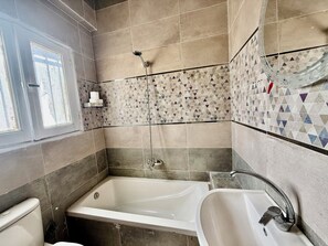 Rainfall showerhead, free toiletries, slippers, bidet - Joy Apartments (Cairo)