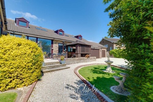 Stunning Residence set on Cliffside in Scarborough