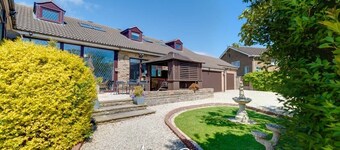 Stunning Residence set on Cliffside in Scarborough