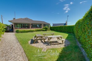 Property grounds - Stunning Residence set on Cliffside in Scarborough (Scarborough)