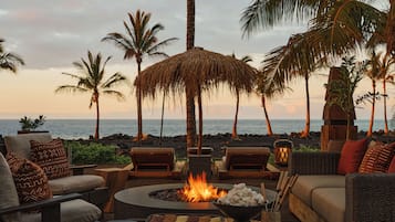 Ocean Front Accessible Four Bedroom Kumukea Kauhale | Terrace/patio