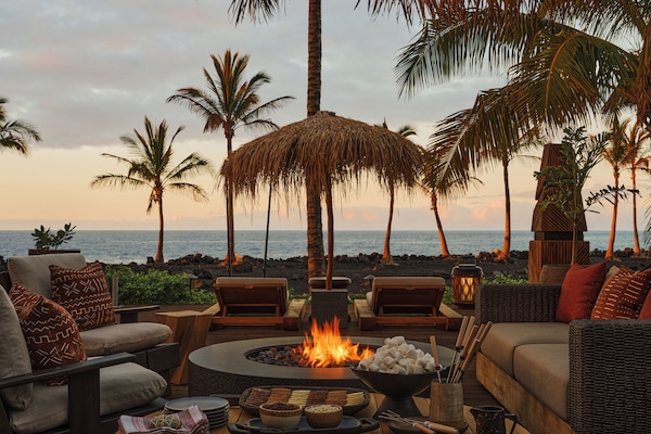 Ocean Front Accessible Four Bedroom Kumukea Kauhale | Terrace/patio