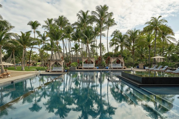 3 outdoor pools, free pool cabanas, pool umbrellas