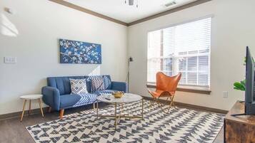 Een televisie, een open haard en een kantoor