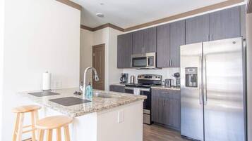 Een koelkast, een magnetron, een oven, een kookplaat