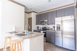 Een koelkast, een magnetron, een oven, een kookplaat