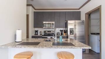 Frigorifero, microonde, forno, piano cottura