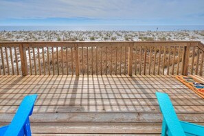 Property grounds - 3BR/2BA Home - Oceanfront, Dog Friendly, Central Location, Sleeps 7 (Oak Island)