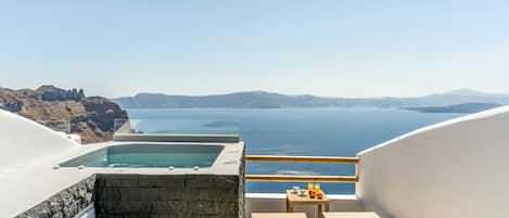 Suite Junior, vista mare | 1 camera, ferro/asse da stiro, Wi-Fi gratuito, lenzuola