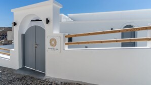 Un edificio blanco con una puerta gris y un letrero que dice 'Evantha Best View'.
