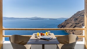 Una mesa con vista al mar y a las montañas.