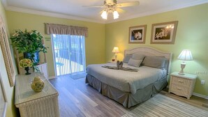 A bedroom with a bed, bedside tables, a ceiling fan, and a window with curtains. - Disney 6-bed Pool-spa Villa in Kissimmee, US (Kissimmee)