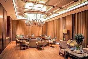 2 間餐廳;供應早餐、午餐、晚餐;中國菜