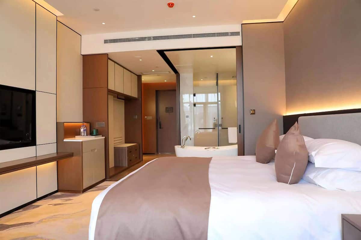 Executive Room, 1 King Bed, Smoking | In-room safe, iron/ironing board, free WiFi, bed sheets