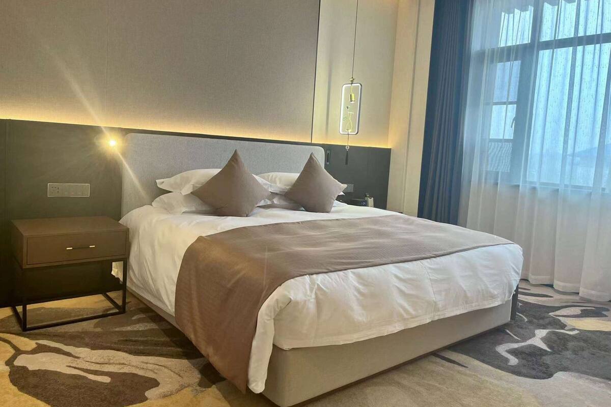 Room, 1 King Bed, Non Smoking | In-room safe, iron/ironing board, free WiFi, bed sheets