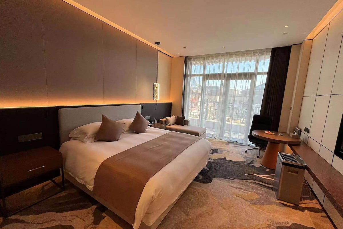 Business Suite, 1 King Bed, Smoking | In-room safe, iron/ironing board, free WiFi, bed sheets