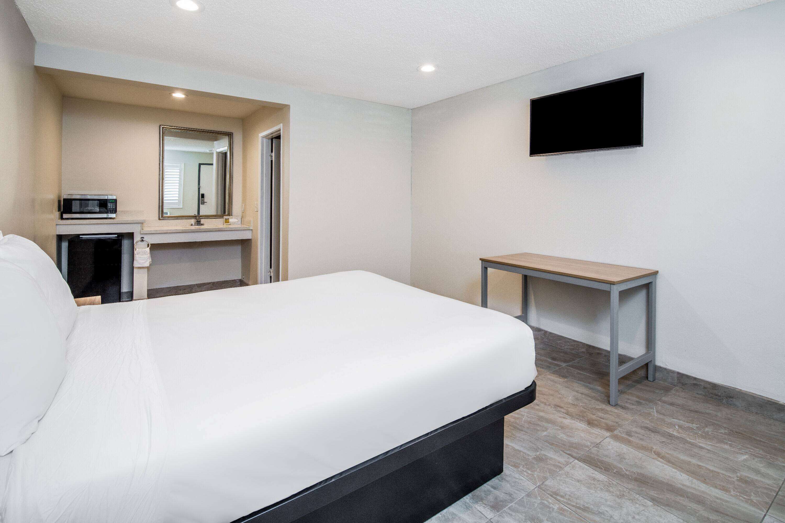 Photo - Super 8 by Wyndham Bakersfield CA