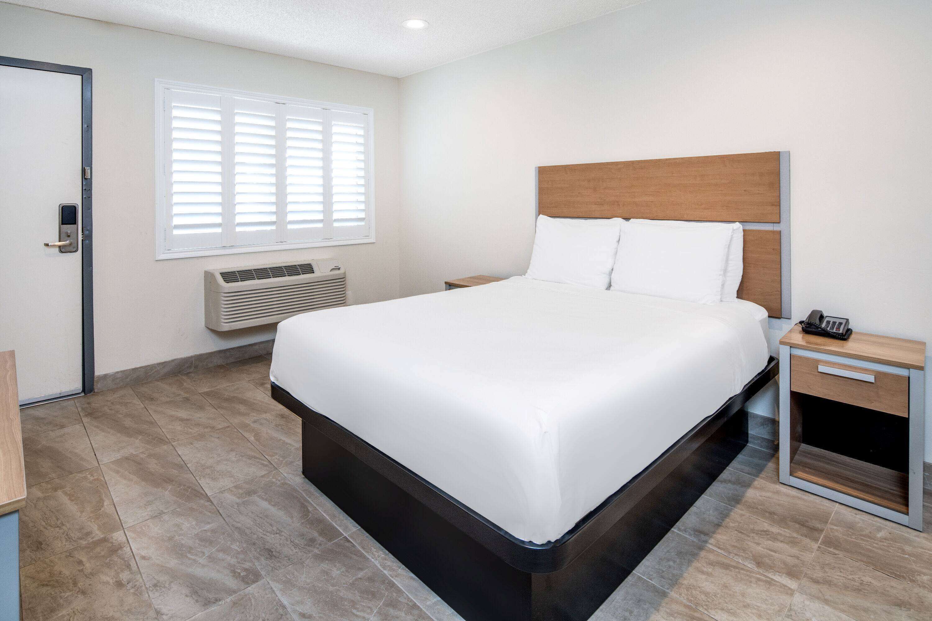 Photo - Super 8 by Wyndham Bakersfield CA