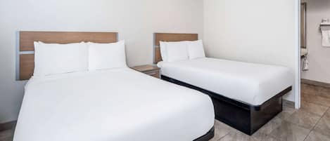 Chambre, 2 lits jumeaux, accessible aux personnes à mobilité réduite (Mobility, Roll-In Shower) | Décor unique, ameublement unique, bureau, accès au Wi-Fi (inclus)