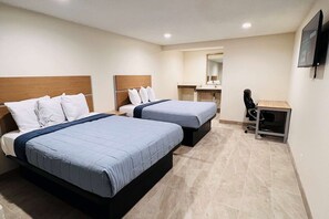 Phòng, 2 giường cỡ queen, không hút thuốc | Trang trí khác biệt, trang bị nội thất với thiết kế riêng biệt, bàn 