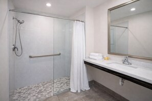 Zimmer, 2 Einzelbetten, barrierefrei, Nichtraucher (Mobility, Roll-In Shower) | Badezimmer | Duschwanne, kostenlose Toilettenartikel, Handtücher