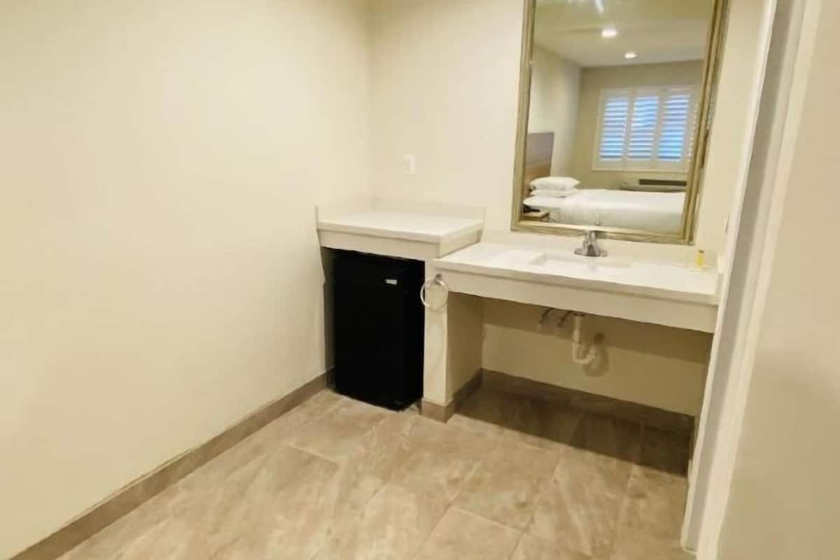 Skrivebord, gratis Wi-Fi, sengetøj