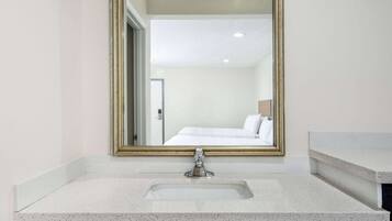 Habitación, 2 camas individuales, con acceso para personas discapacitadas (Mobility, Roll-In Shower) | Baño | Tina con regadera, amenidades de baño gratuitas, toallas