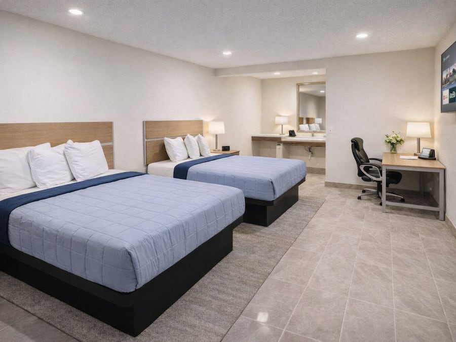 Suite, 2 Queen-Betten, Nichtraucher | Individuell dekoriert, individuell eingerichtet, Schreibtisch