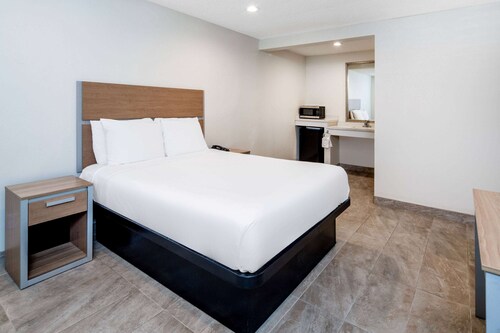 Super 8 by Wyndham Bakersfield Ca in Bakersfield: Find Hotel Reviews,  Rooms, and Prices on Hotels.com