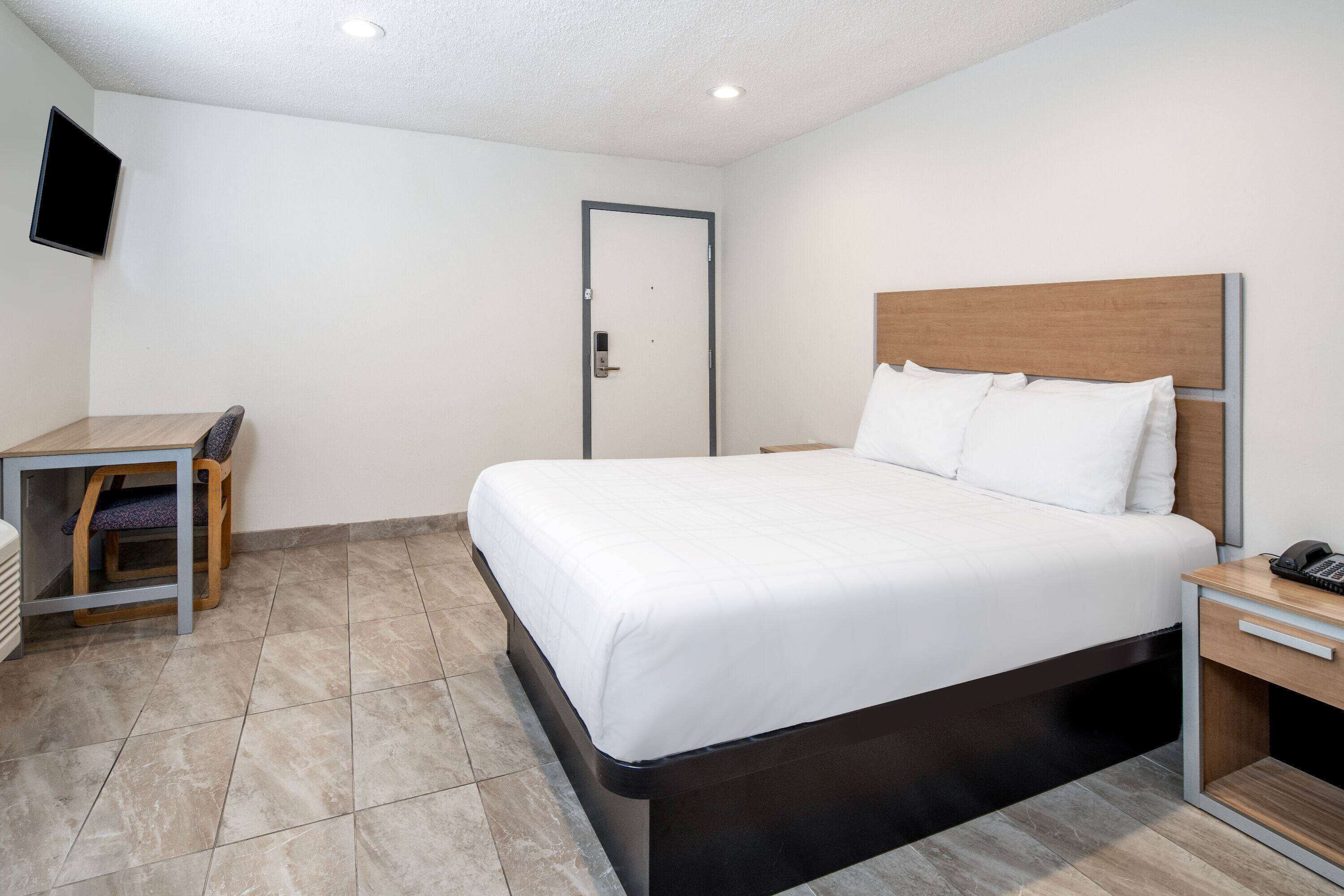 Photo - Super 8 by Wyndham Bakersfield CA