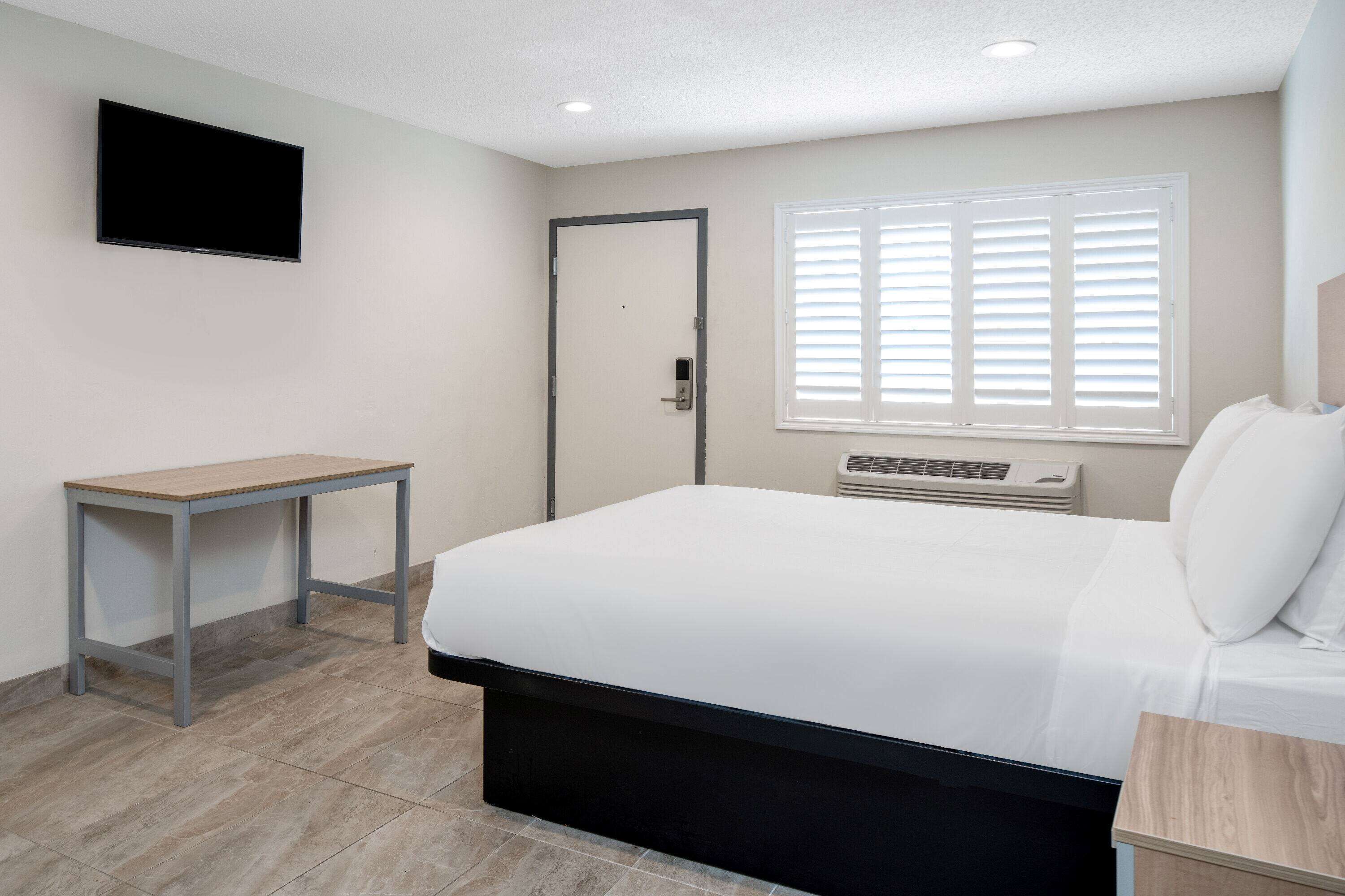 Photo - Super 8 by Wyndham Bakersfield CA