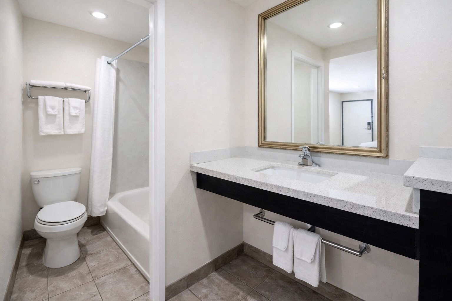 Combined shower/tub, free toiletries, towels