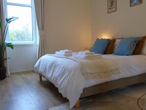 2 bedrooms, laptop workspace, iron/ironing board, free WiFi - Snug - Tearlag Apartment (Helensburgh)