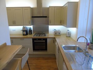 Full-size fridge, microwave, oven, dishwasher
