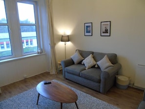 40-inch Smart TV with digital channels, Netflix, streaming services - Snug - Tearlag Apartment (Helensburgh)