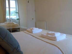 2 bedrooms, laptop workspace, iron/ironing board, free WiFi