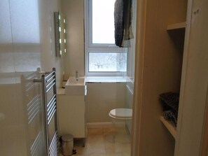 Dusche, kostenlose Toilettenartikel, Handtücher, Seife