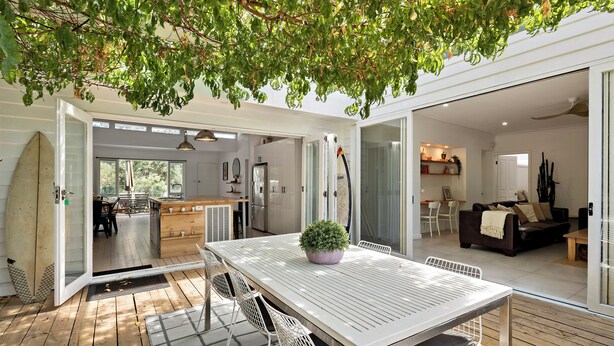 Outdoor dining - Sunsets by the pool and beautiful treed views (Rye)
