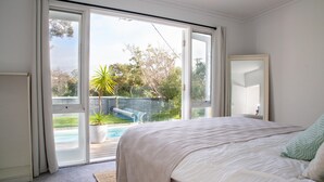 5 bedrooms, desk, iron/ironing board, travel cot - Sunsets by the pool and beautiful treed views (Rye)
