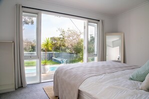 5 bedrooms, desk, iron/ironing board, travel crib - Sunsets by the pool and beautiful treed views (Rye)