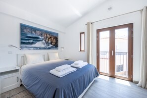 2 habitaciones, escritorio y tabla de planchar con plancha 
