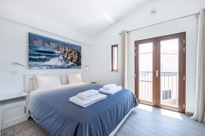 2 habitaciones, escritorio y tabla de planchar con plancha