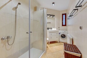 Apartamento | Banheiro | Chuveiro, secador de cabelo, toalhas de banho, sabonete